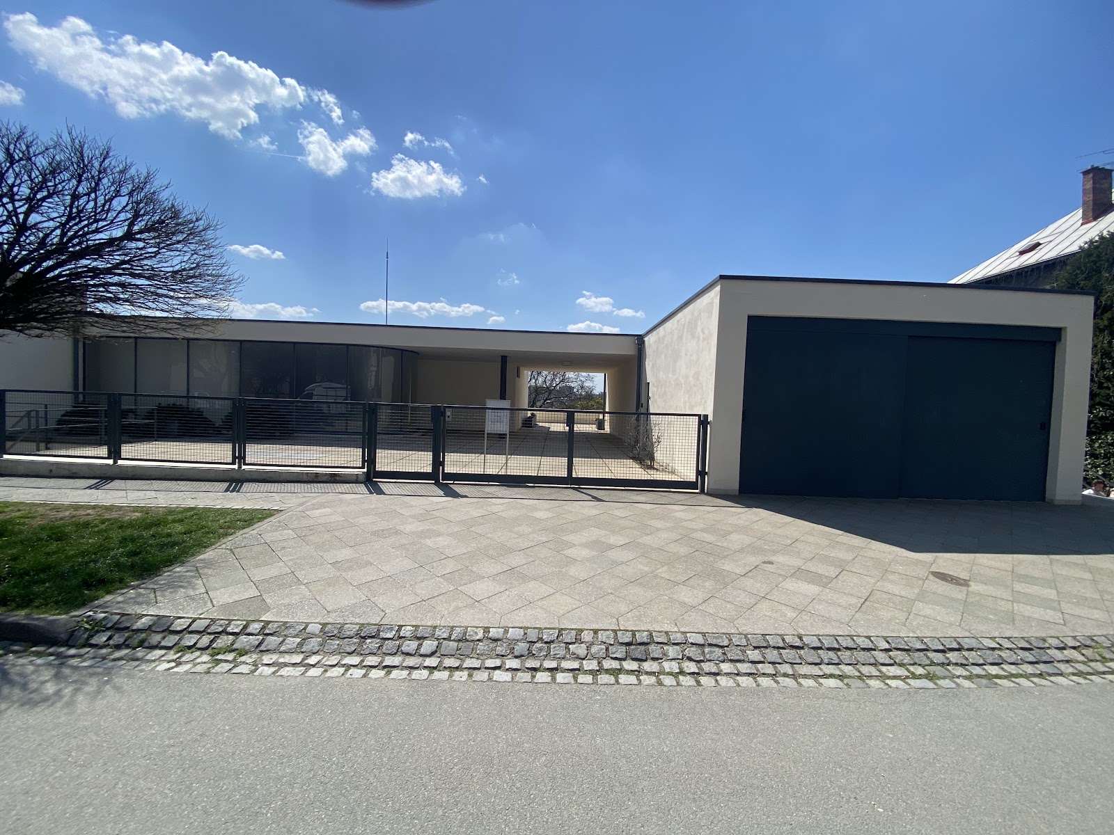 Vila Tugendhat, moderní exteriér s garáží a bránou.